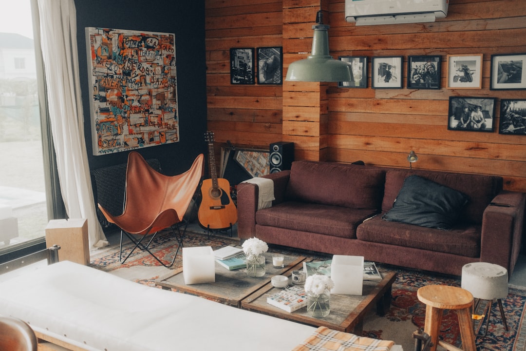 Meble drewniane a akustyka wnętrza: Jak wpływają na dźwięk w Twoim domu?