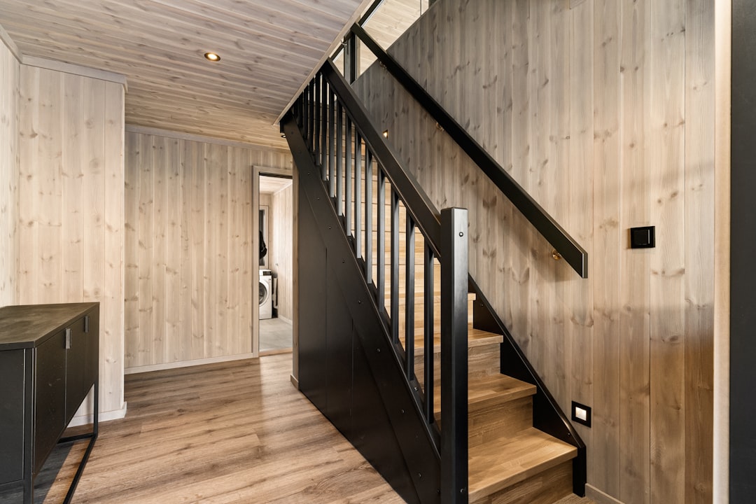 Najmodniejsze wykończenia schodów drewnianych w 2025 roku